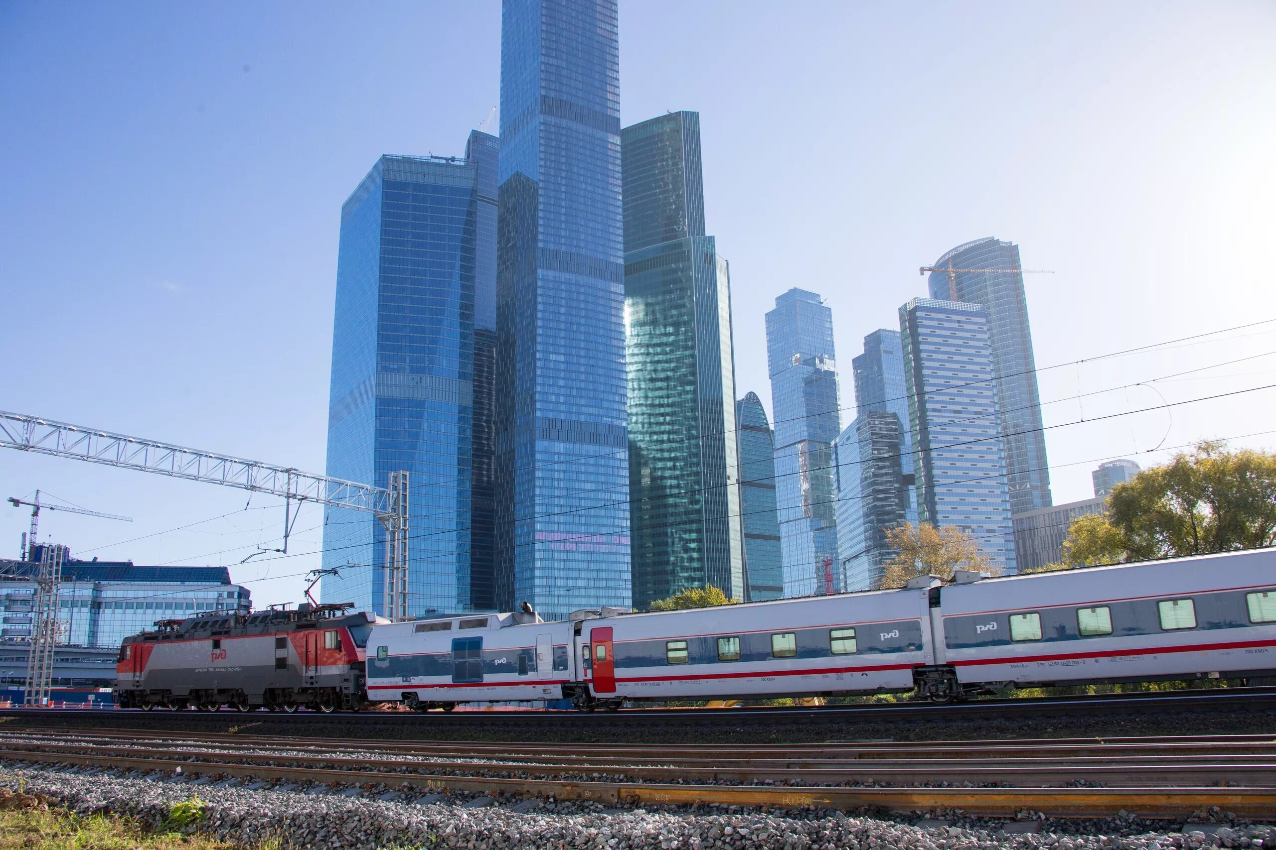 Ржд московская железная дорога. Москва Сити поезда РЖД. Железная дорога в городе. Поезд Москва. Железная дорога Москва.