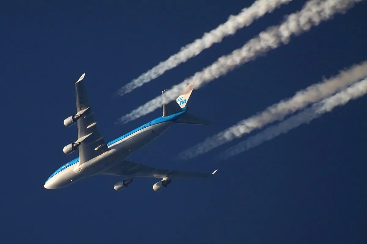 Боинг в небе. Инверсионный след боинг 747. самолет в воздухе. пассажирский самолет в воздухе. самолет в небе.