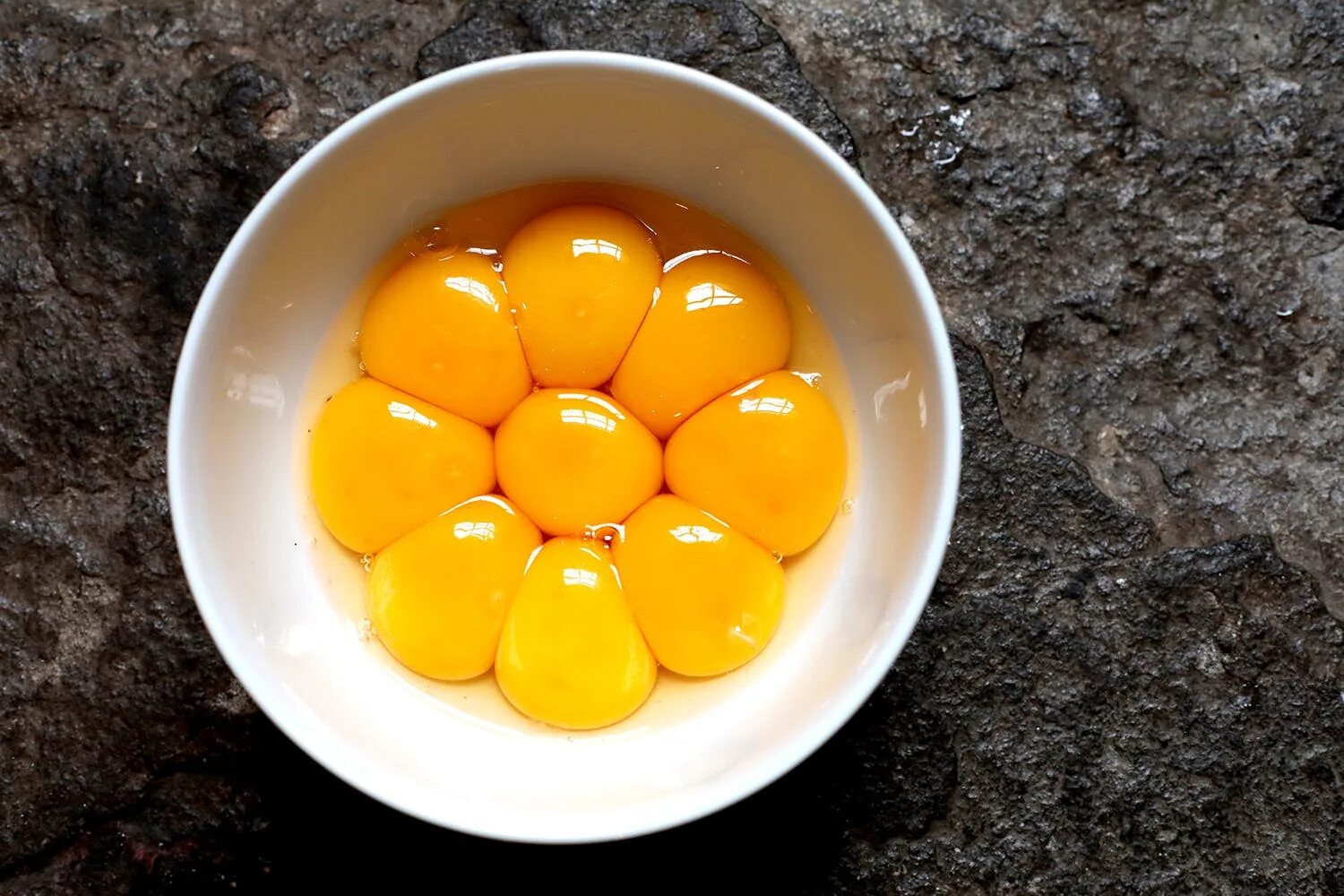 The strongest egg yolk. Яичный желток. Желток куриного яйца. Яркий желток. Желтое яйцо.
