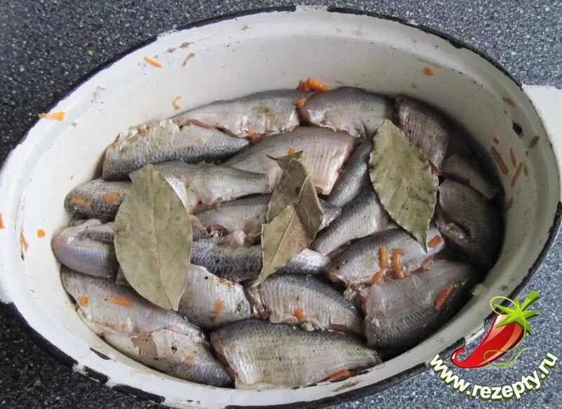 блюда из рыбы. уха в котелке. уха из рыбы. рыбные из речной рыбы. жареная рыба карась.