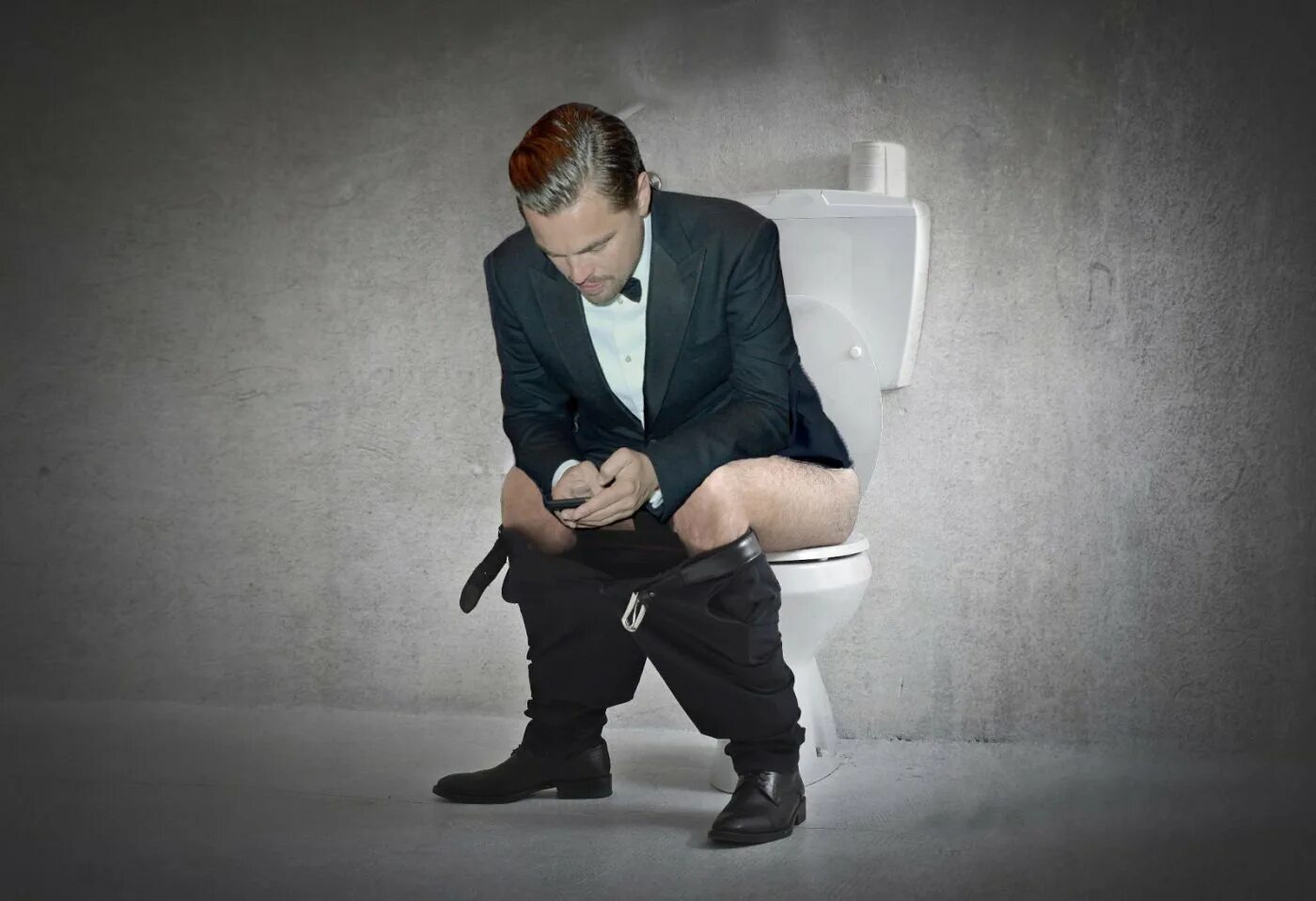 Парень напрягся на уроке. Грустный мужик с песком. Мем парень сидит. Игорь назаров болото. Парень за столом в болоте.