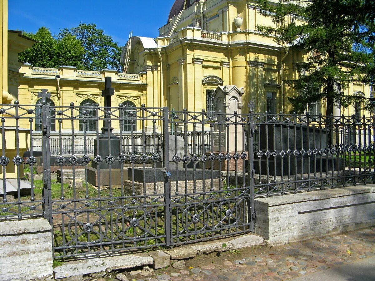 Кладбище комендантов петропавловской крепости. Кладбище комендантов петропавловской крепости. Комендантское кладбище, санкт-петербург. Комендантское кладбище. Могилы в петропавловской крепости.