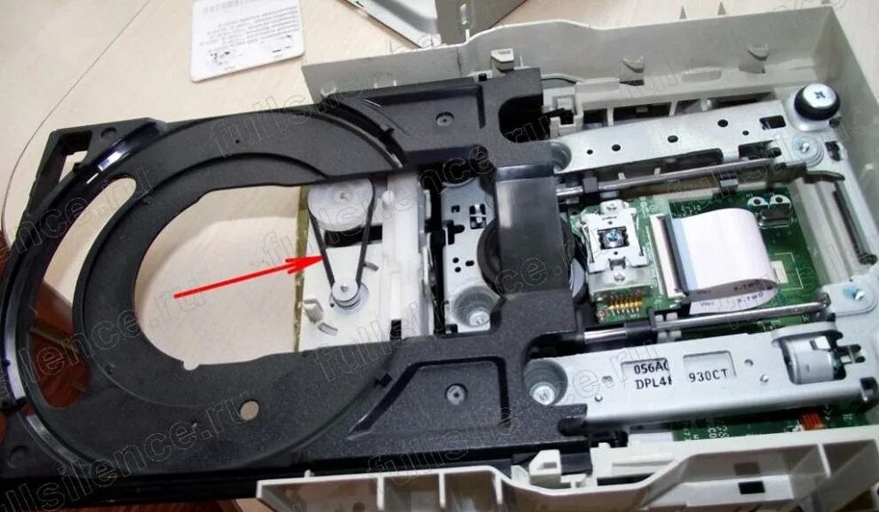 Открытый дисковод в системнике. Открытый дисковод в системнике. Дисковод отверстие. 9,8 дисковод планка. Заедает дисковод.