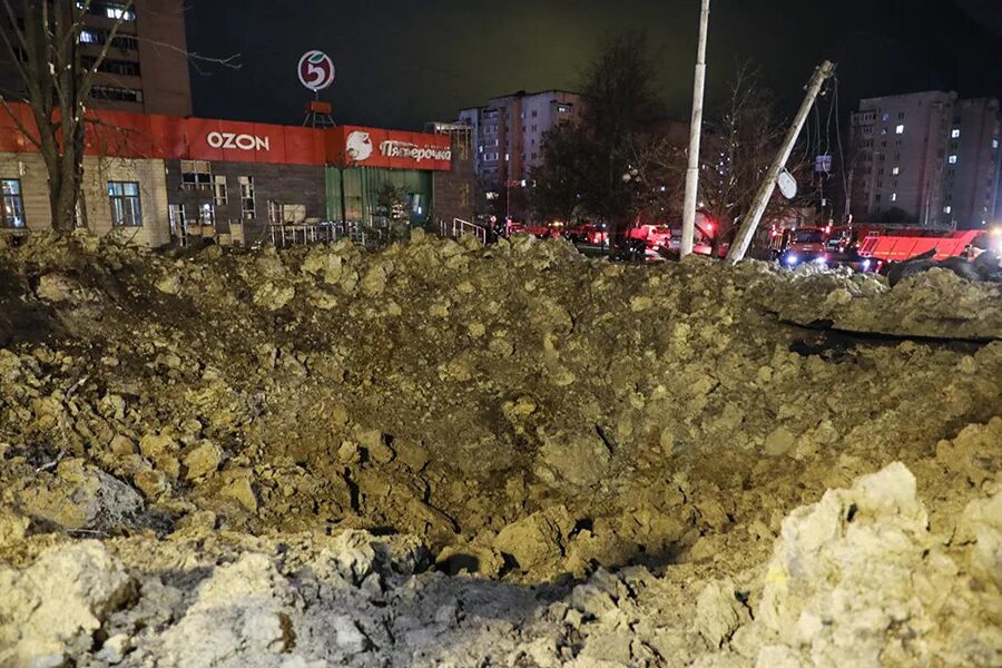 Видео 20 апреля. Огромная воронка от взрыва. Огромная воронка от авиабомбы. Воронка от бомбы. Воронка от Фаб 1500.