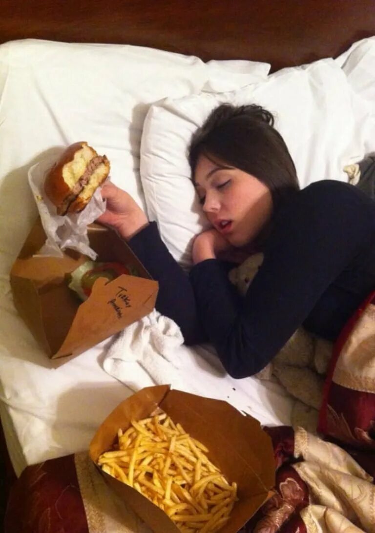 Девочка спит. Уснул за компьютером. Спящая девочка смешная. Девушка спит. Девушка смешно спит.