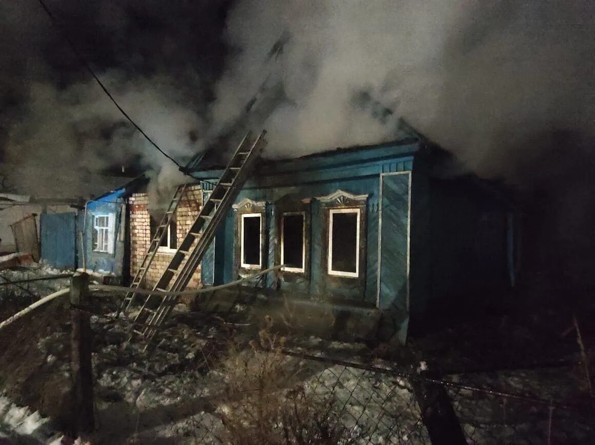 На какой улице горит дом. Пожар в Савино Ивановская область. Пожар в частном доме. Сгоревший дом. Сгоревший частный дом.