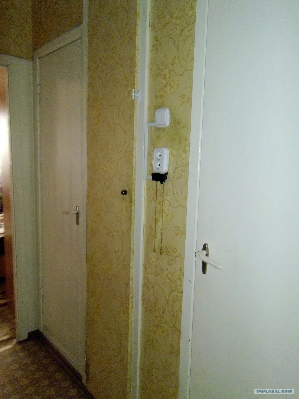 Сантехнический короб. Стояки в коридоре. Короб для труб в прихожей. Трубопровод в кладовке. Стояки в коридоре.