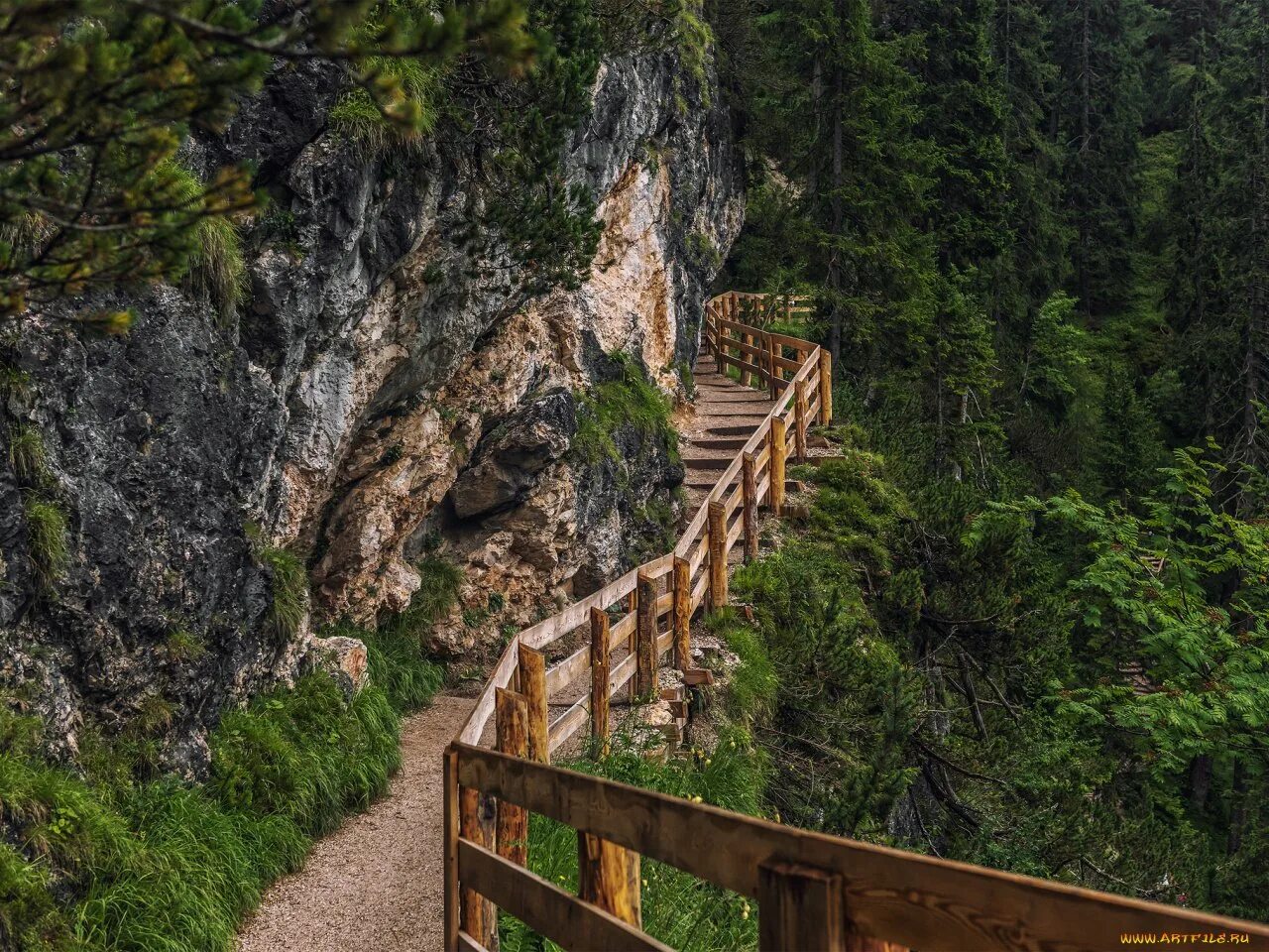 Горные тропы полностью. Горные тропы кавказа. Тропа на обрывистом горном склоне. Каменистая тропинка в горах. Горная тропа словения гора каравонки.