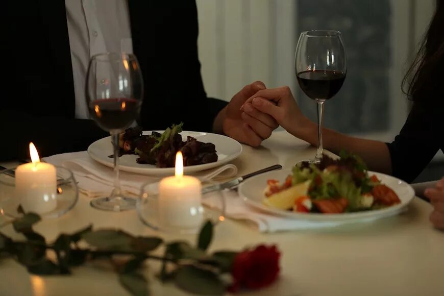 Держусь за стол. Романтический ужин с предложением. Ужин в ресторане. Романтичный ужин. Руки романтический ужин в ресторане.