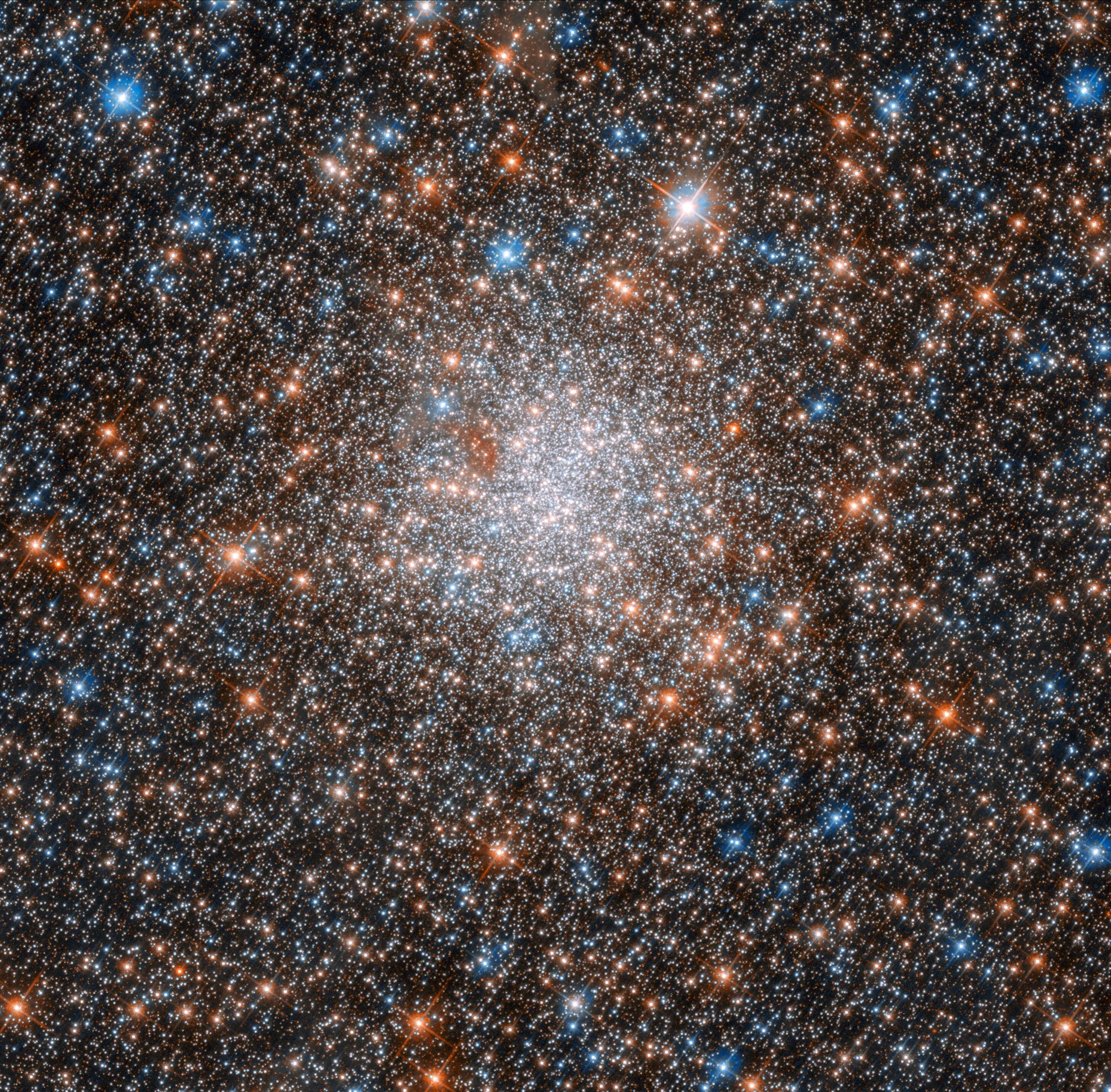 Звезды можно увидеть днем. Шаровое скопление Омега Центавра. Скопление галактик Хаббл. Шаровое звездное скопление м3. Космос звезды.