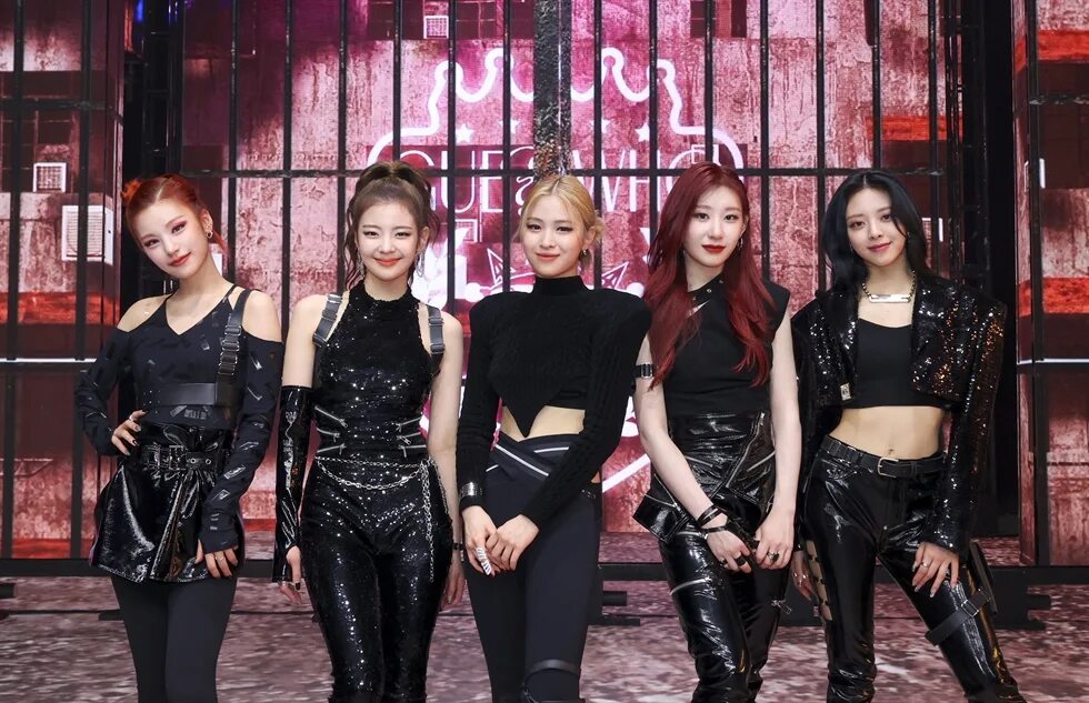 Итзи концерт. Kpop группа itzy. группа itzy 2025. группа itzy yuna. итзи участницы локо.