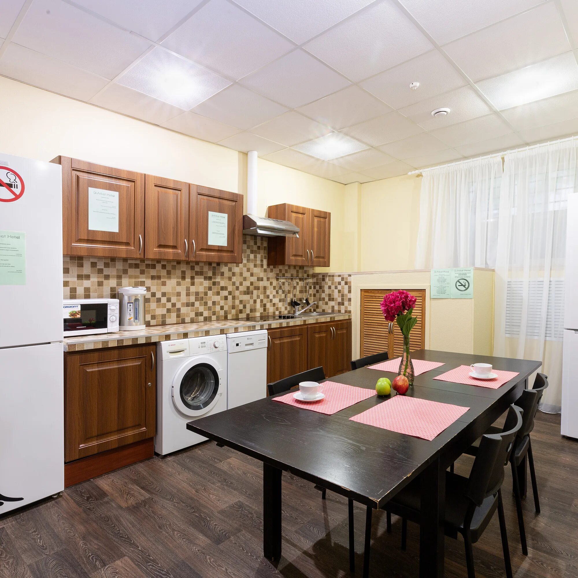 гостиница метро семеновская москва. лечебная улица казань. лечебная улица 3. лечебная улица 3. общая кухня в мини гостинице.