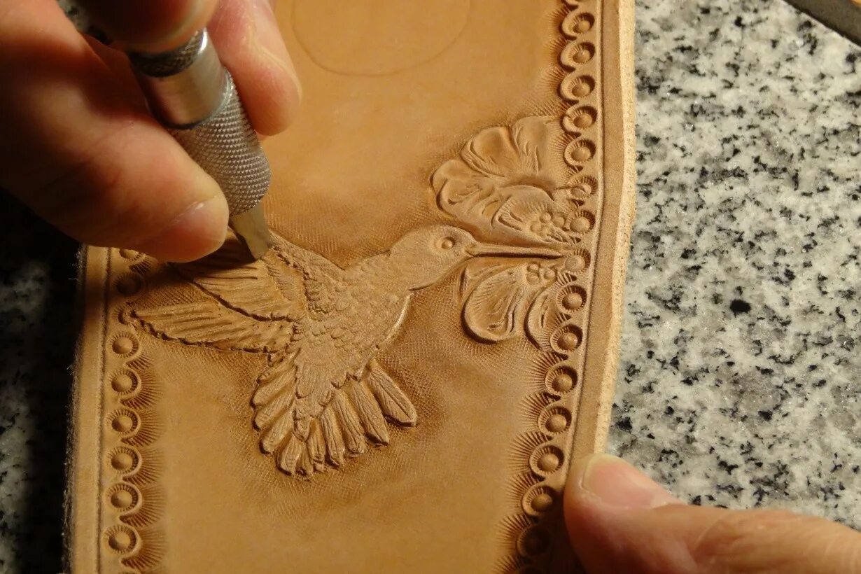 Техники обработки кожи. Художественная обработка кожи. Художественная обработка кожи тиснение. Тиснение на коже птицы. Тиснение на коже Скрапбукинг.