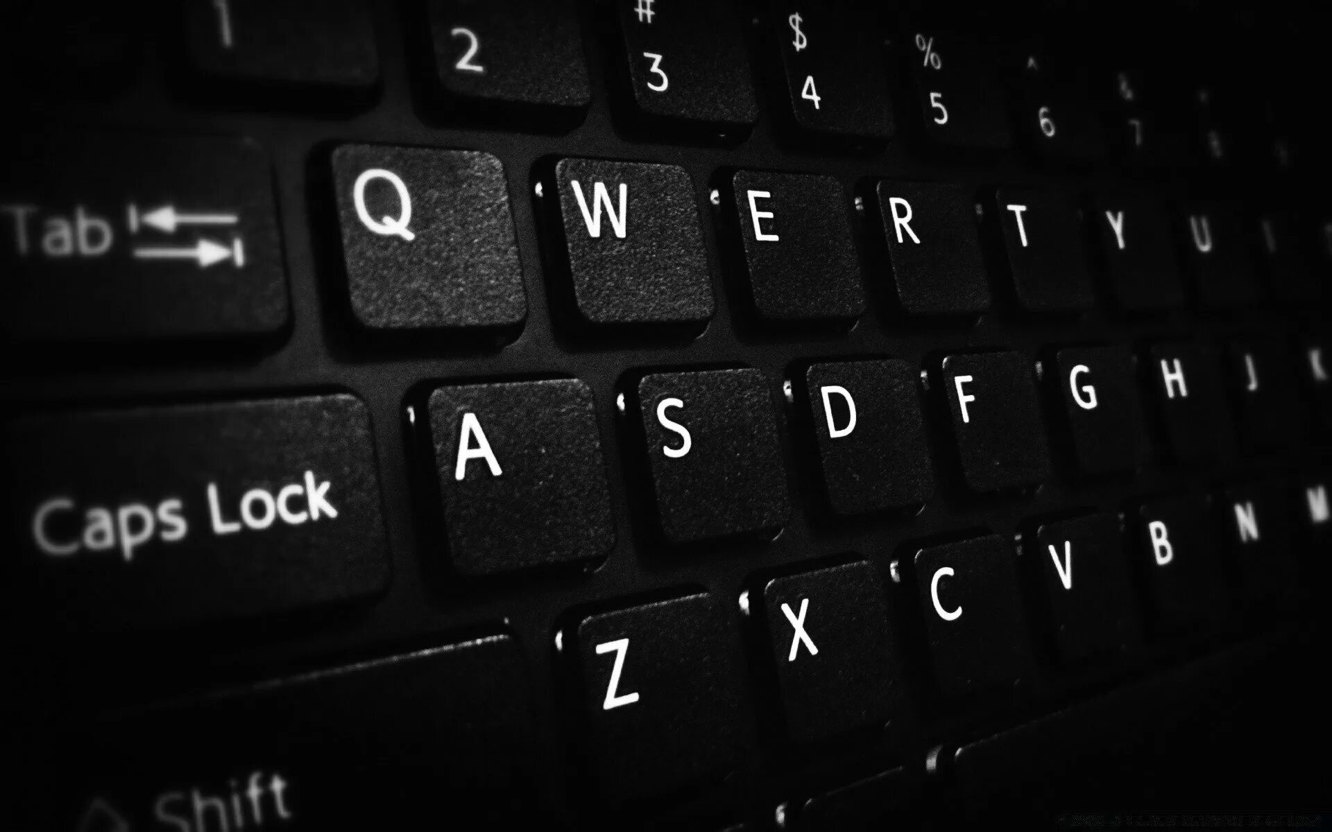 Клавиатура компьютера. Клавиатура на черном фоне. Caps Lock на клавиатуре. Фон для клавиатуры.