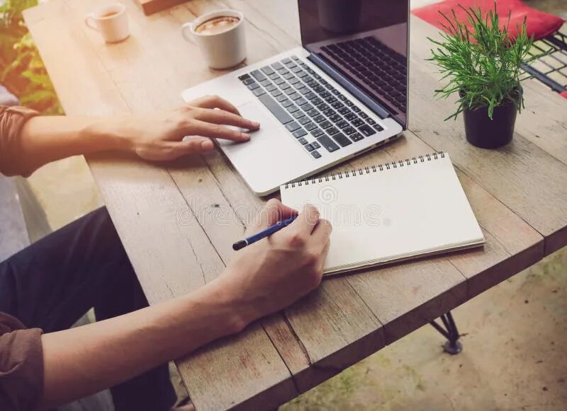 You to found your notebook. Человек пишет в тетради. человек пишет на ходу. write in a notebook notebook. notebook for writing.