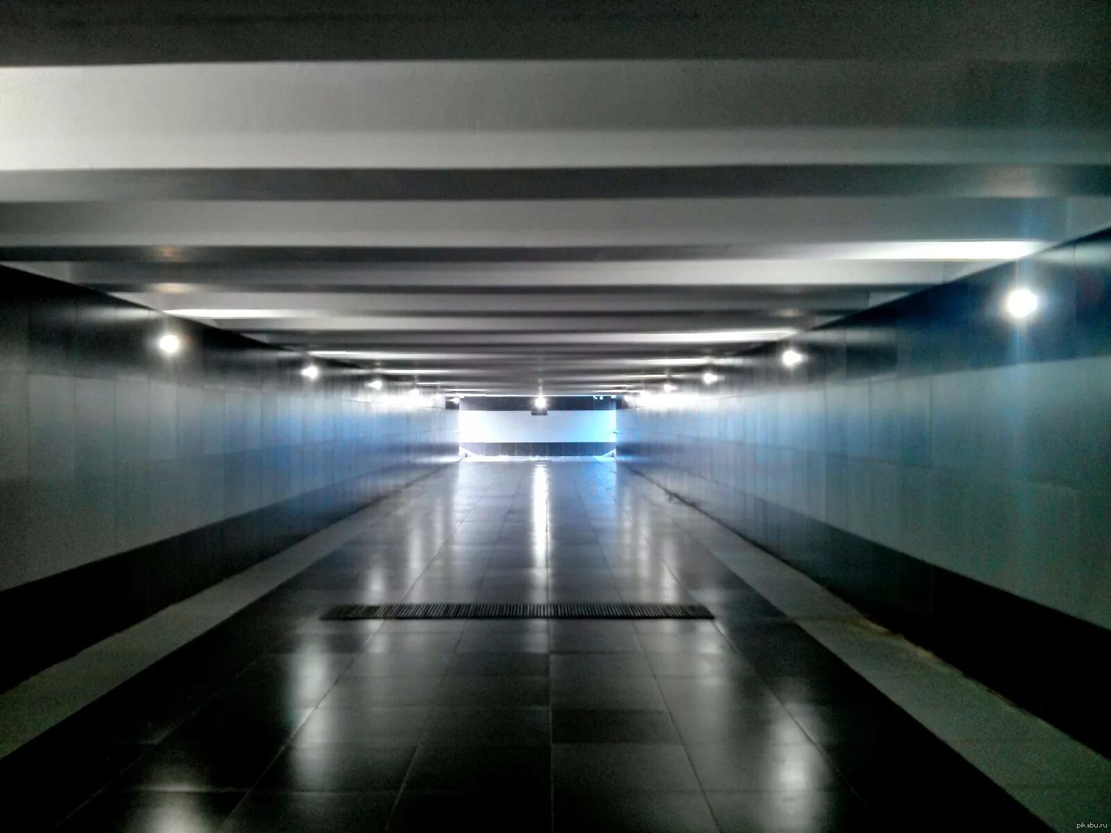 Самый длинный переход. Пешеходный тоннель. Подземный пешеходный тоннель. Освещение в надземном пешеходе. Освещение подземных пешеходных переходов.
