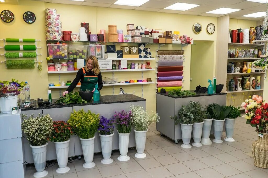 Цветыш рф. Цветочный салон. Интерьер цветочного магазина. Цветы в цветочном магазине. Оборудование для цветочного магазина.