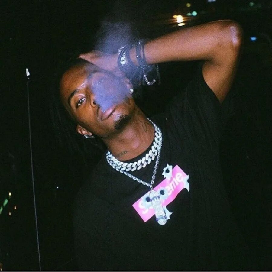 Kid cudi. Virgil abloh louis vuitton. Playboi carti kid cudi. Красный фон с рэпером. Репер плейбой.