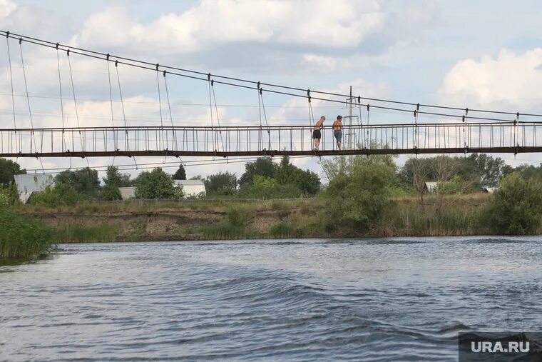 Курган мост река. Подвесной мост курган вороновка. мост через тобол курган. подвесной мост курган западный. реальный курган вороновка навесной мост.