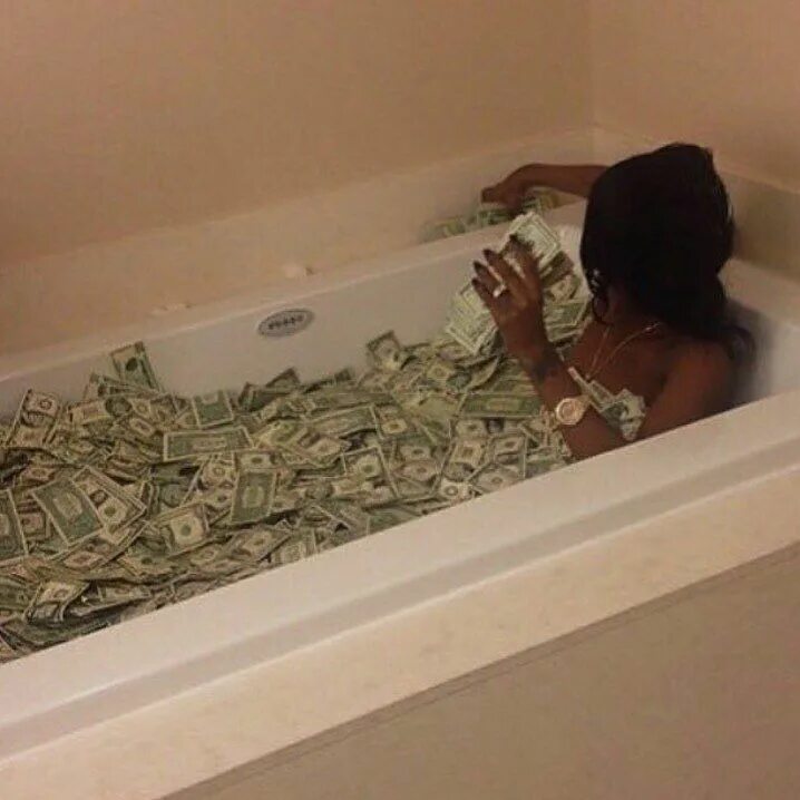 Ванна с деньгами. Девушка в ванне с деньгами. Фотосессия в ванной с деньгами. Девочка в ванной с деньгами. Снится полная ванна