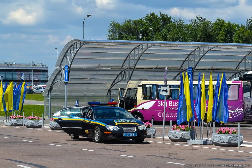 Борисполь сейчас. Киев аэропорт борисполь улица. skybus борисполь киев. аэропорт борисполь-конотоп автобус. покрытие автовокзала борисполь.