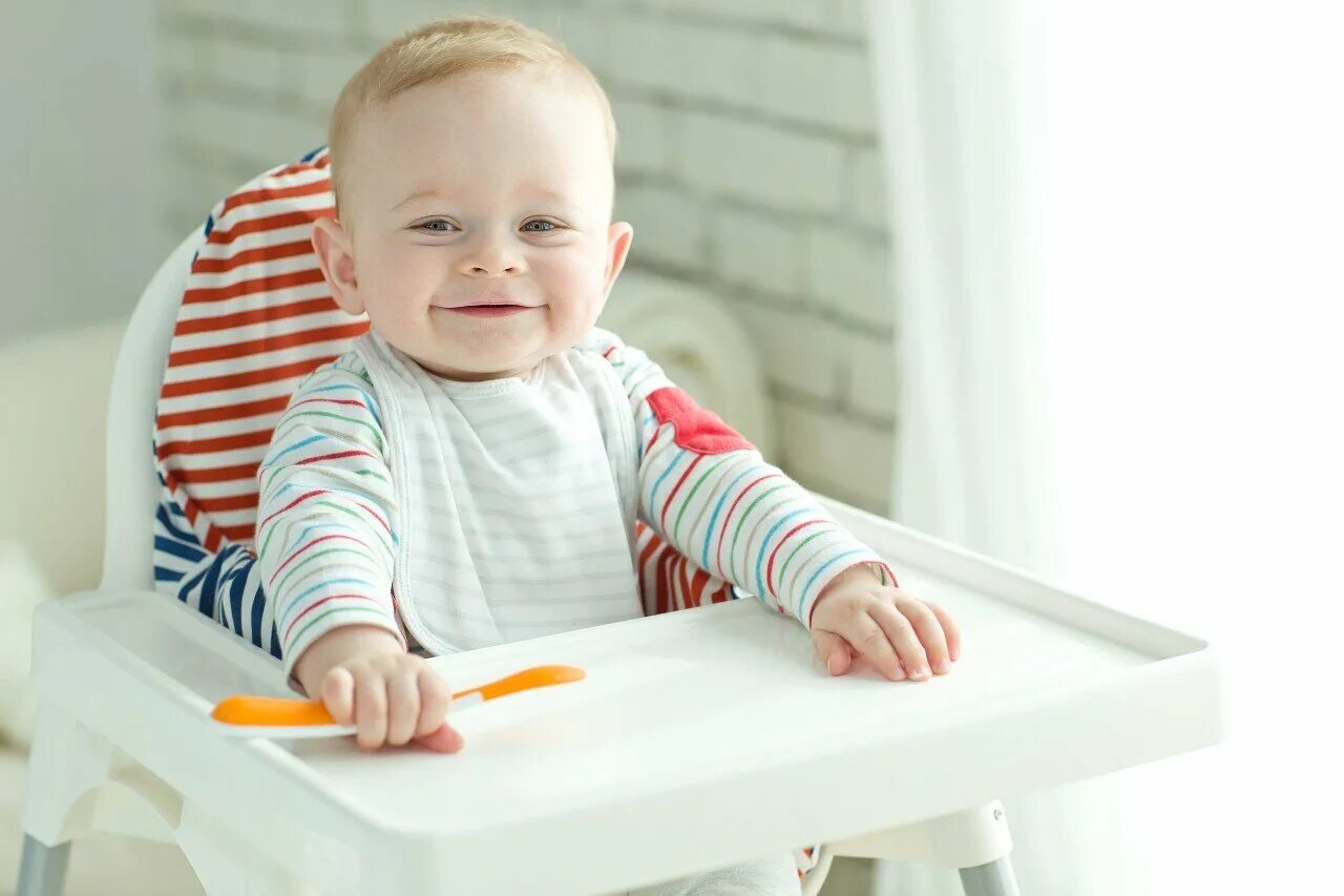 Baby is happy. Дети за столом. Ребенок. Годовалый ребенок. Полугодовалый ребенок.