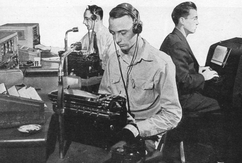 Radio transmitting. Радиолинейная связь 1950. radio operator. радио и телевидение в самолете. радио и телевидение черногории.