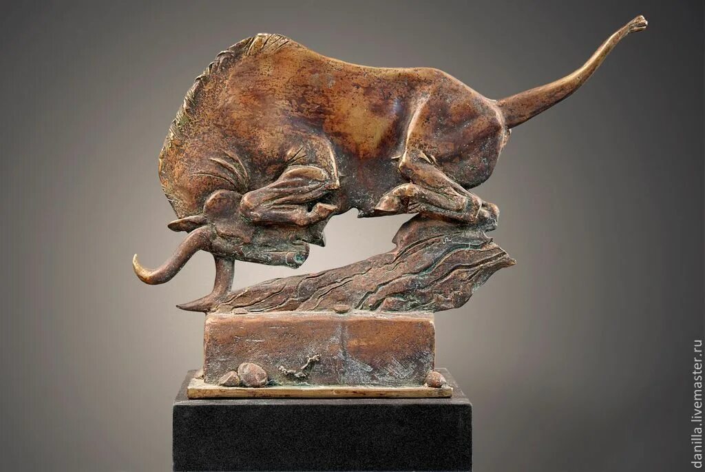 Скульптурная фигурка быка. Античные скульптуры быка. Бык древняя статуэтка. Интерьерные фигурки быка. Медный бык фото