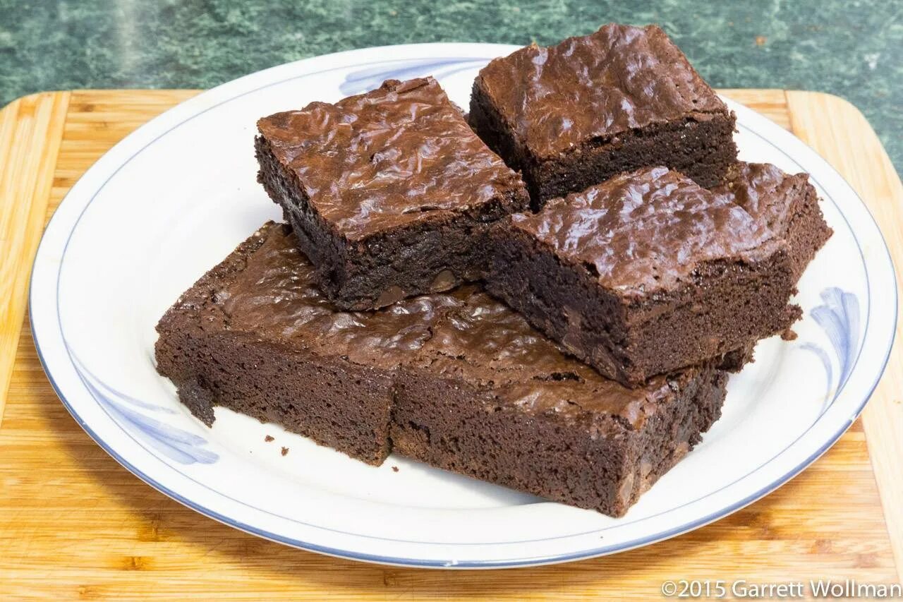 Простой рецепт брауни. Брауни. Торт Брауни. Шоколадное пирожное без выпечки. Торт Брауни классический.
