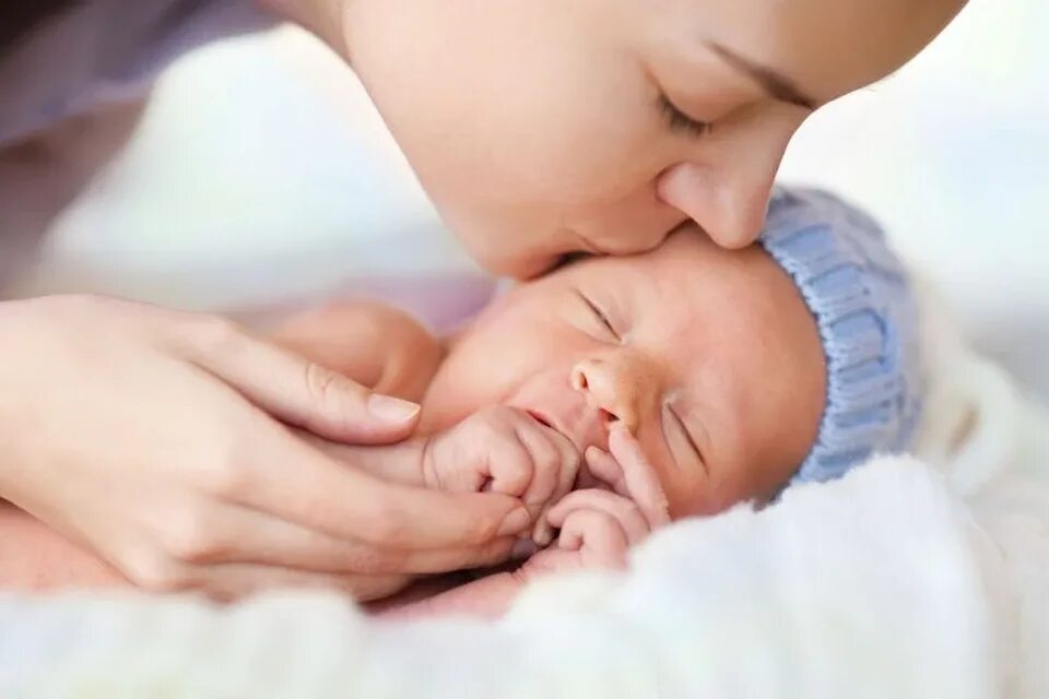 Мама и новорожденный. Новорожденный ребенок с мамой. Мама целует малыша. Мама и новорожденный малыш. Mama
