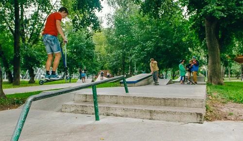 Перово скейт. Перово скейт. Парк яуза скейтпарк. Пул скейт парк перово. Перовский парк скейт парк.
