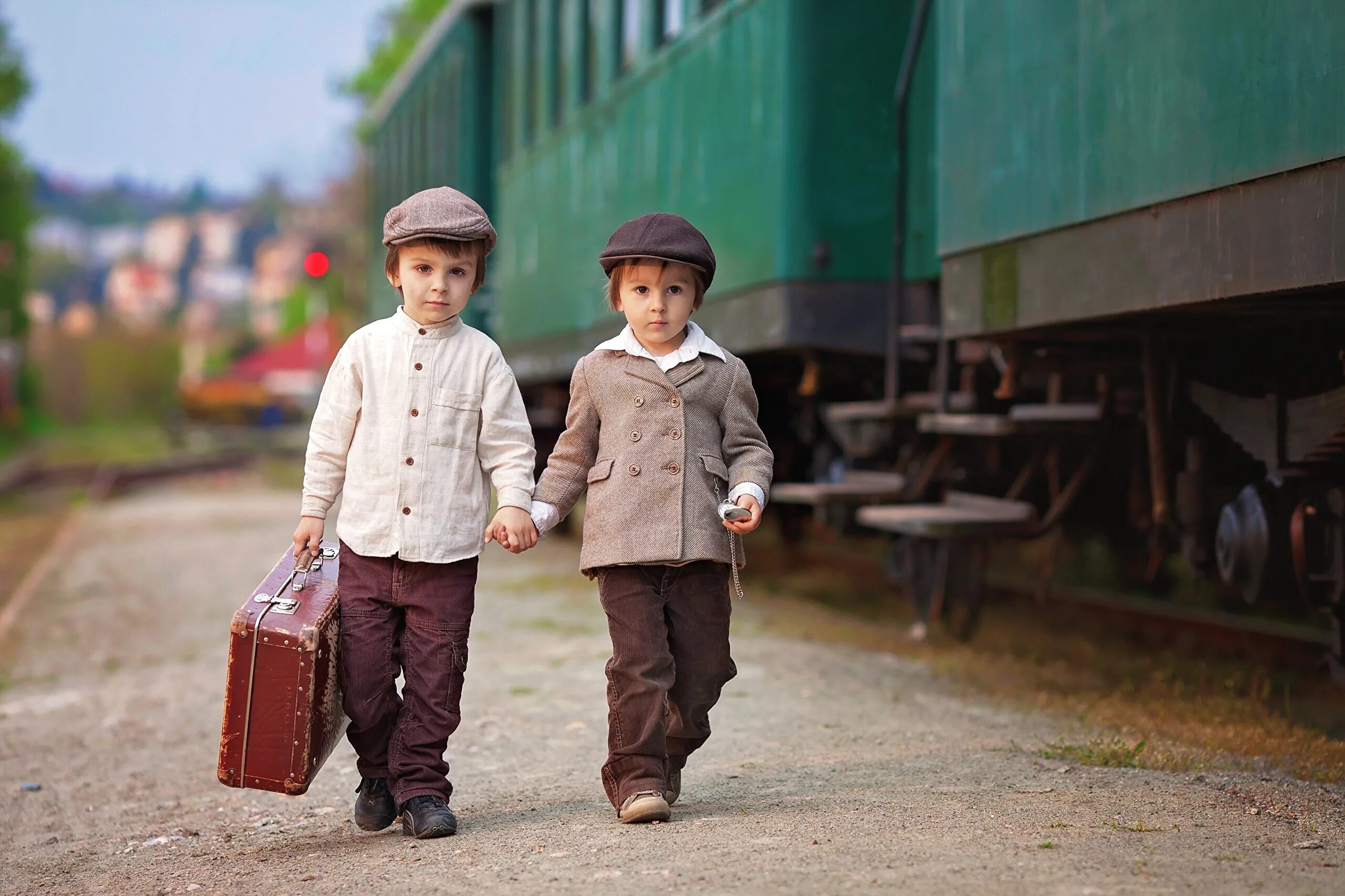 Мальчики поезд с мамой. Чемодан для детей. Деревенские мальчишки. Мальчик с чемоданом в поезде. Маленькие чемоданы для детей.