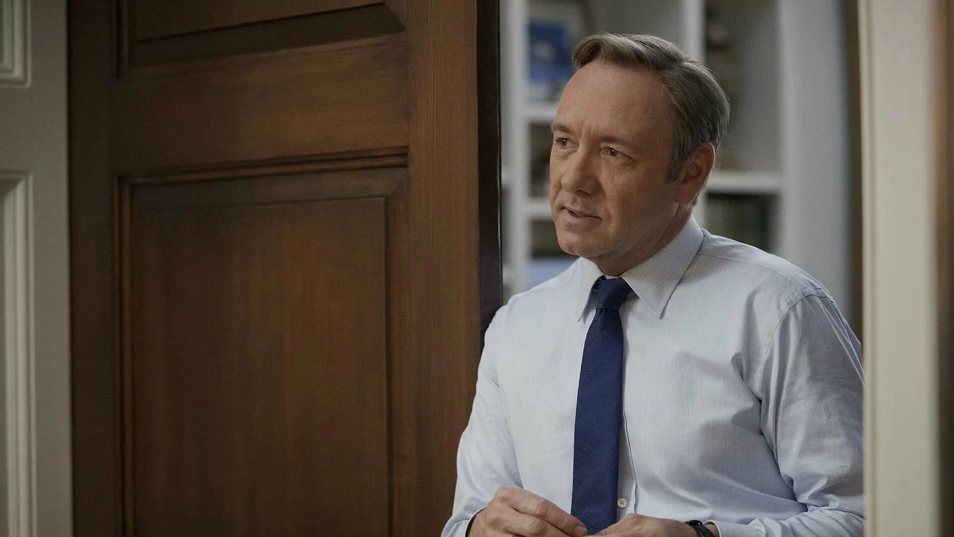 Watch house of cards. Дэвид финчер карточный домик. Карточный домик фрэнк андервуд. Watch house of cards. Watch house of cards.