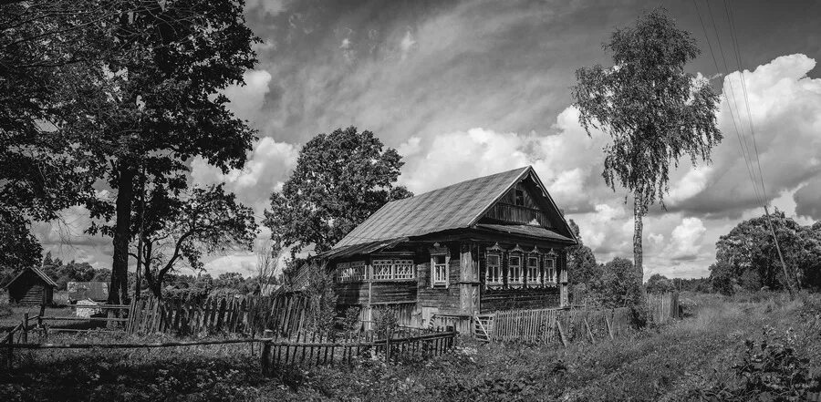 Про 1 деревню. Дом в деревне. Старые Деревенские дома. Черно белый дом в деревне. Деревенский дом 1941.