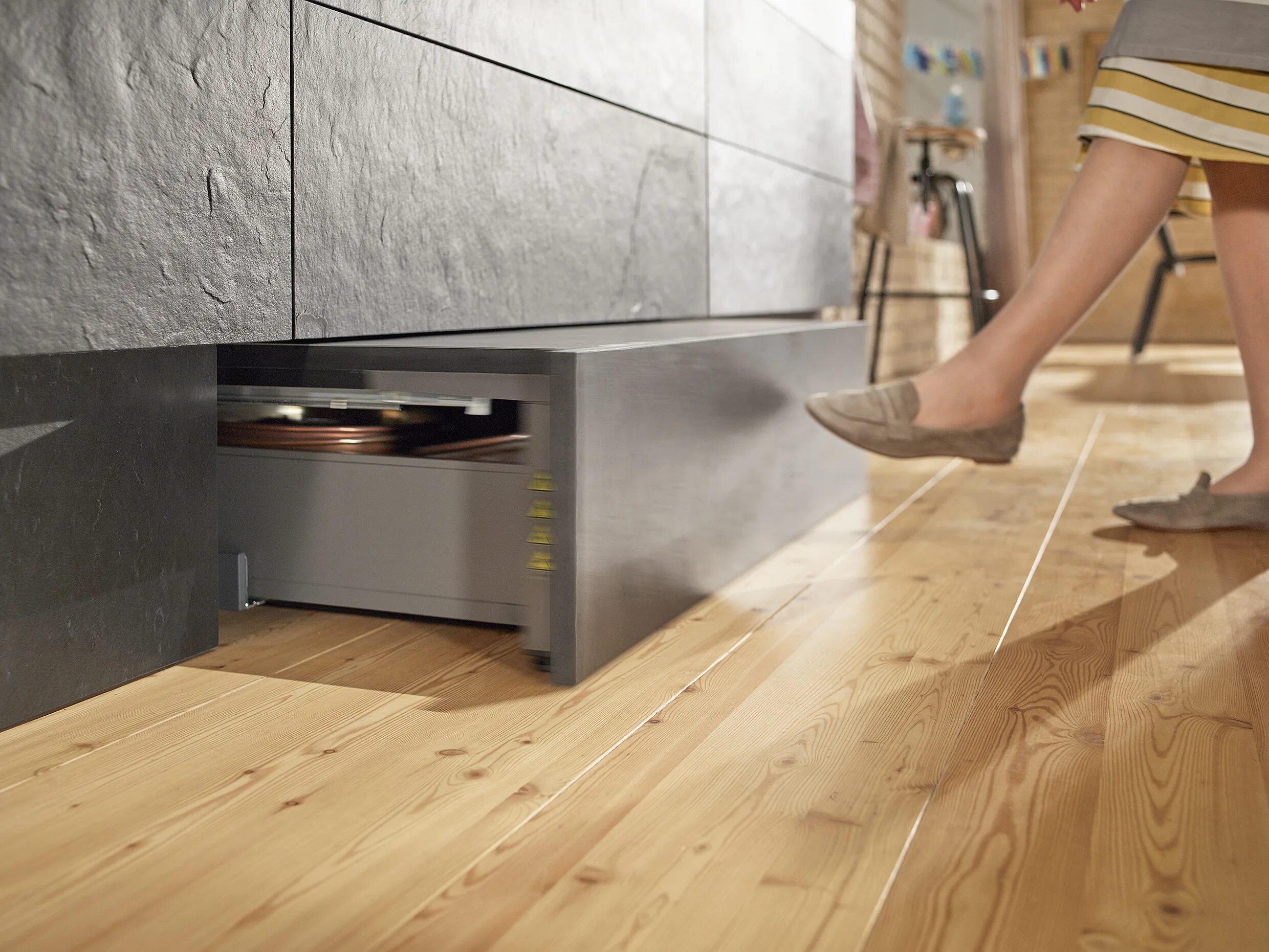 Что такое blum bot. Blum ступенька space step. цокольная система space step. цокольный ящик blum. space step от blum..