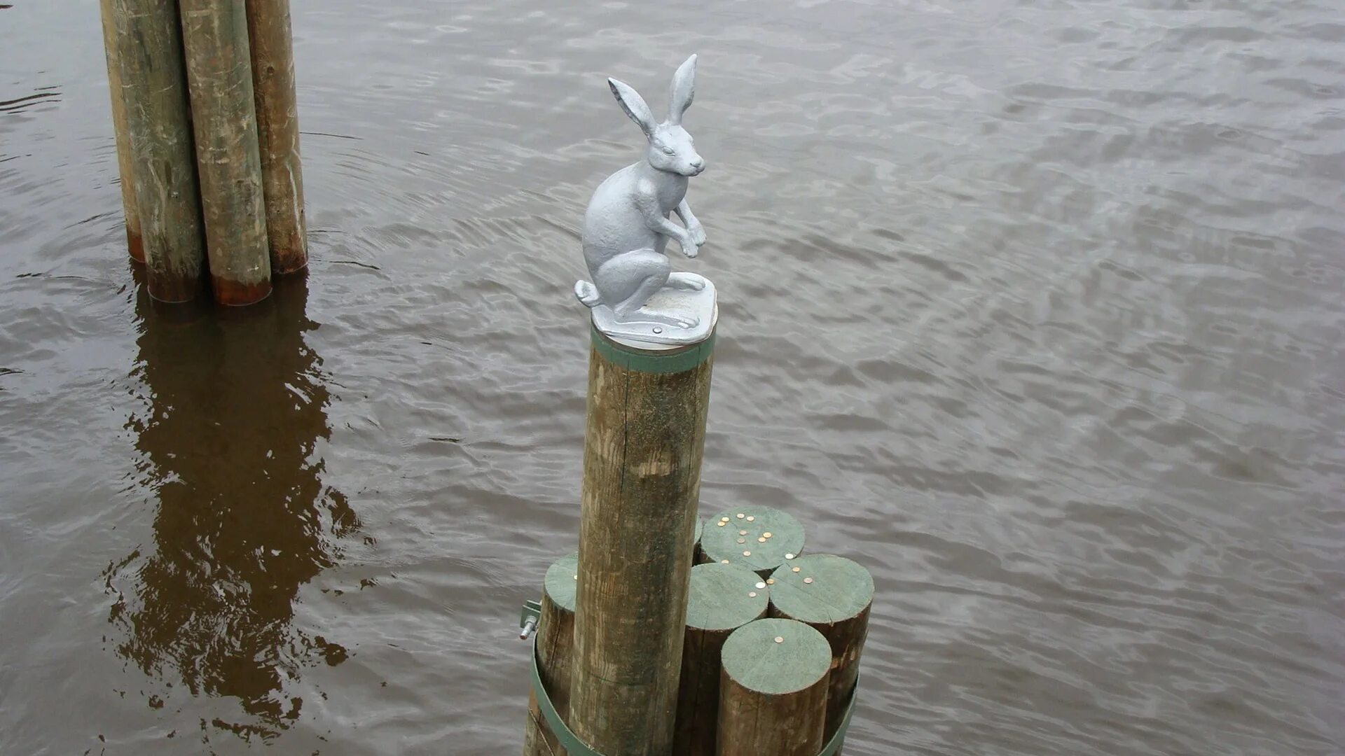 Зайцы в петропавловской крепости. Заячий остров петропавловская крепость. Памятник зайцу у петропавловской крепости. Заячий остров в санкт-петербурге зайцы памятники. Иоанновский мост петропавловской крепости и заяц.