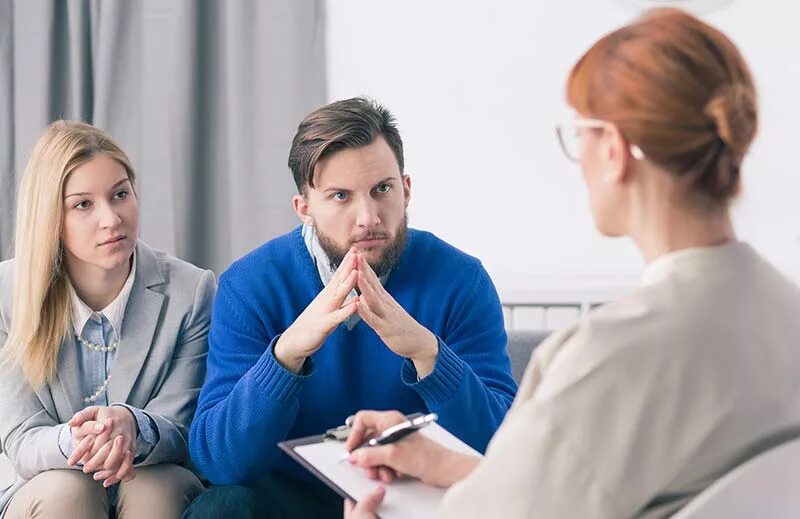 семейная психотерапия и семейное консультирование. три пары психолог. психолог мужчина. семейная пара у психолога. консультация для родителей.