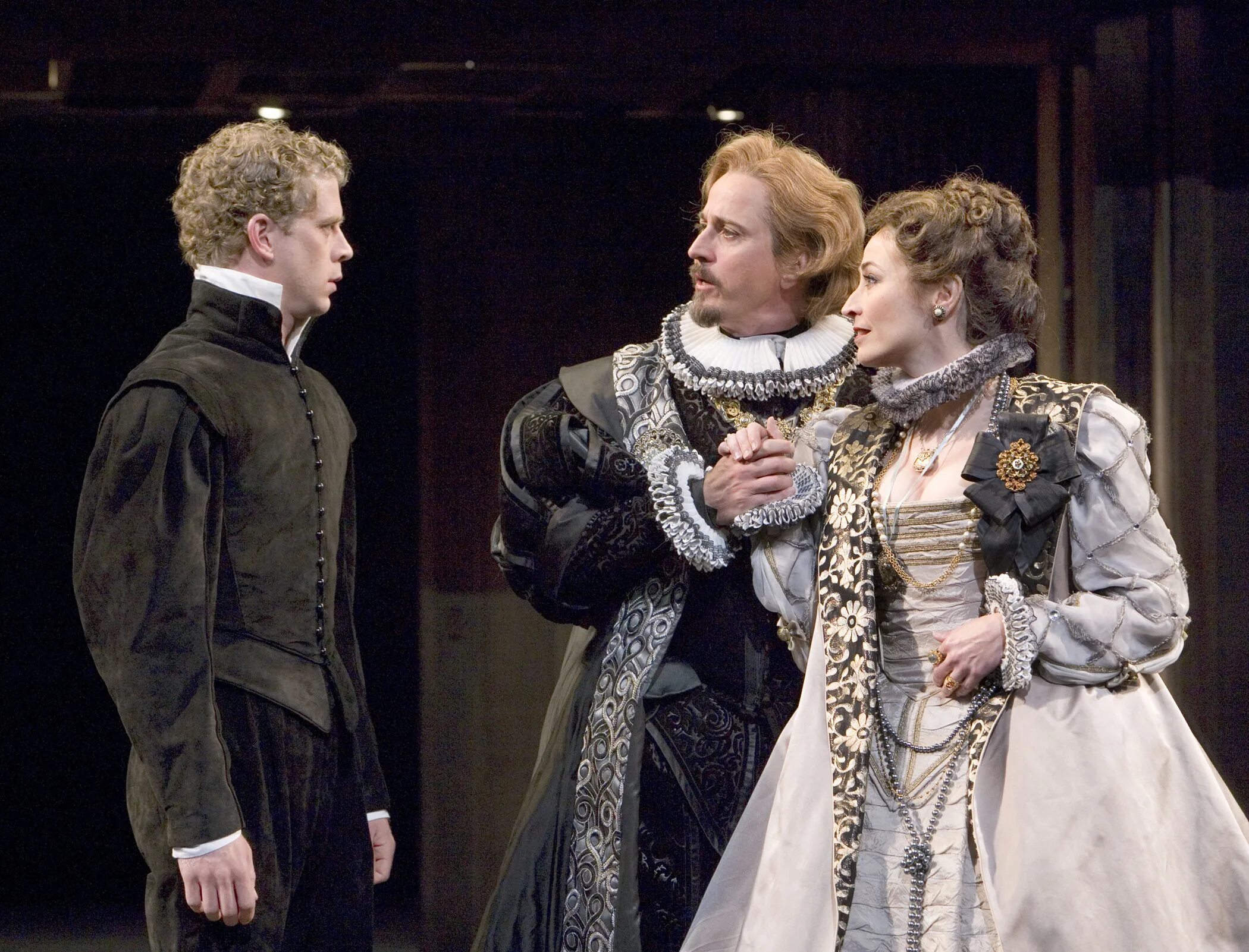 Гертруда шекспир. Шекспир гамлет призрак отца. Марцелл гамлет. Лоуренс оливье гамлет. Шекспир гамлет призрак отца.