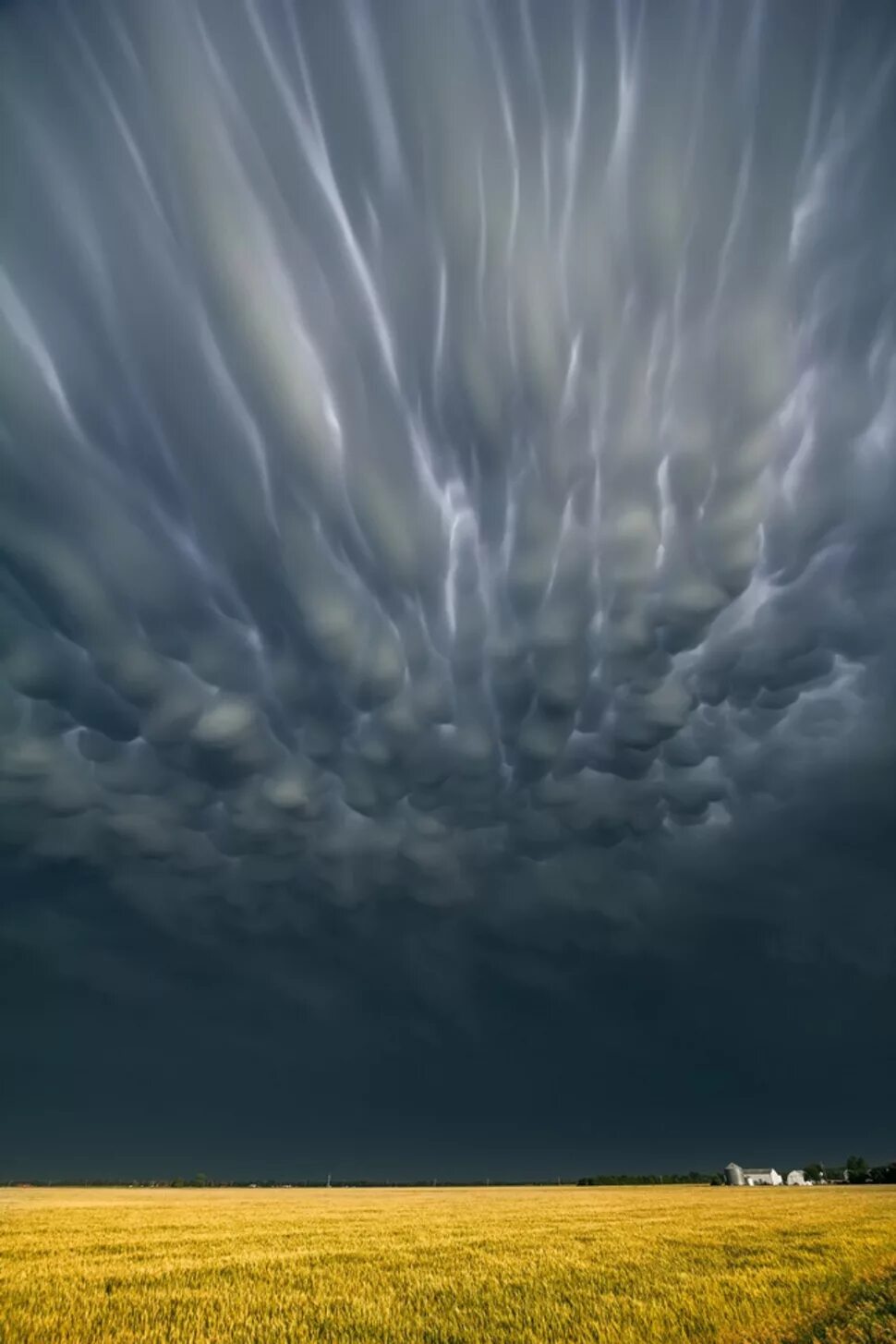 Туча ужасный. Cumulonimbus Mammatus. Облака Mammatus. Необычные облака. Удивительные природные явления.