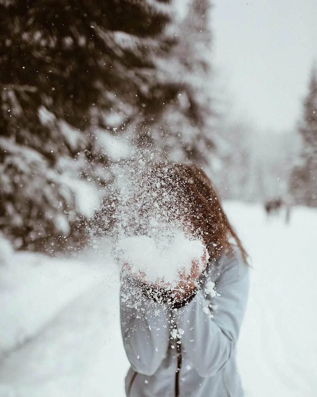 Девушка в снегу. Девушка зимой. Девушка и снегопад. Зима девушка со спины. На улице снег на душе