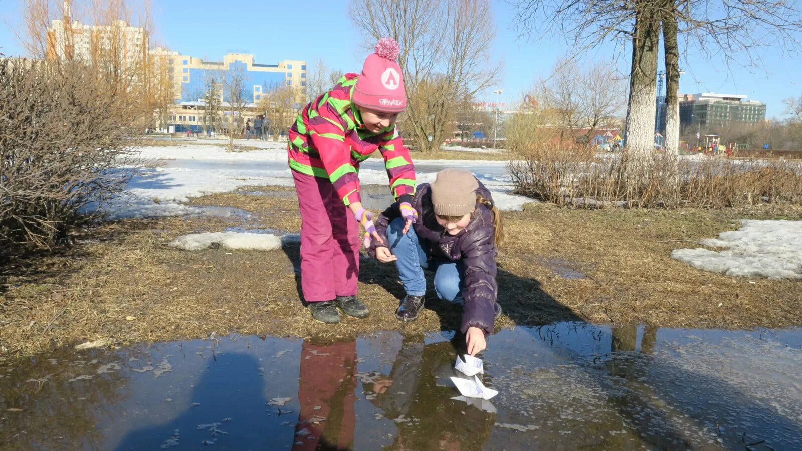 Наводить весну. Дети пускают кораблики весной. Весенние забавы для детей. Дети весной.