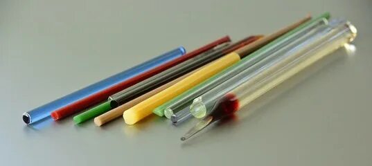 Стеклодрот боросиликатный. Стеклодрот. Стеклянные трубочки цветные. Оптоволоконные стекло палочки. Стеклодрот как выглядит.