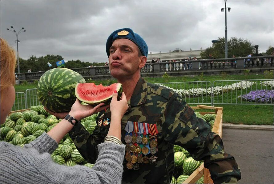 Десантник ест
