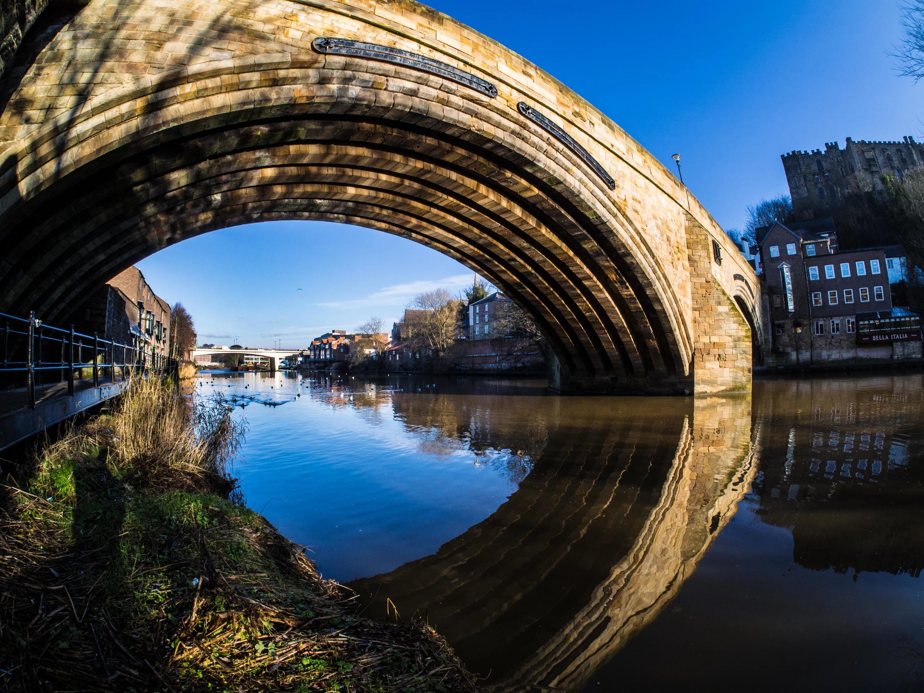 The first bridge across the thames. Улица дурхам-сити г. Тауэрский мост в лондоне. Uk wide. East north water street.