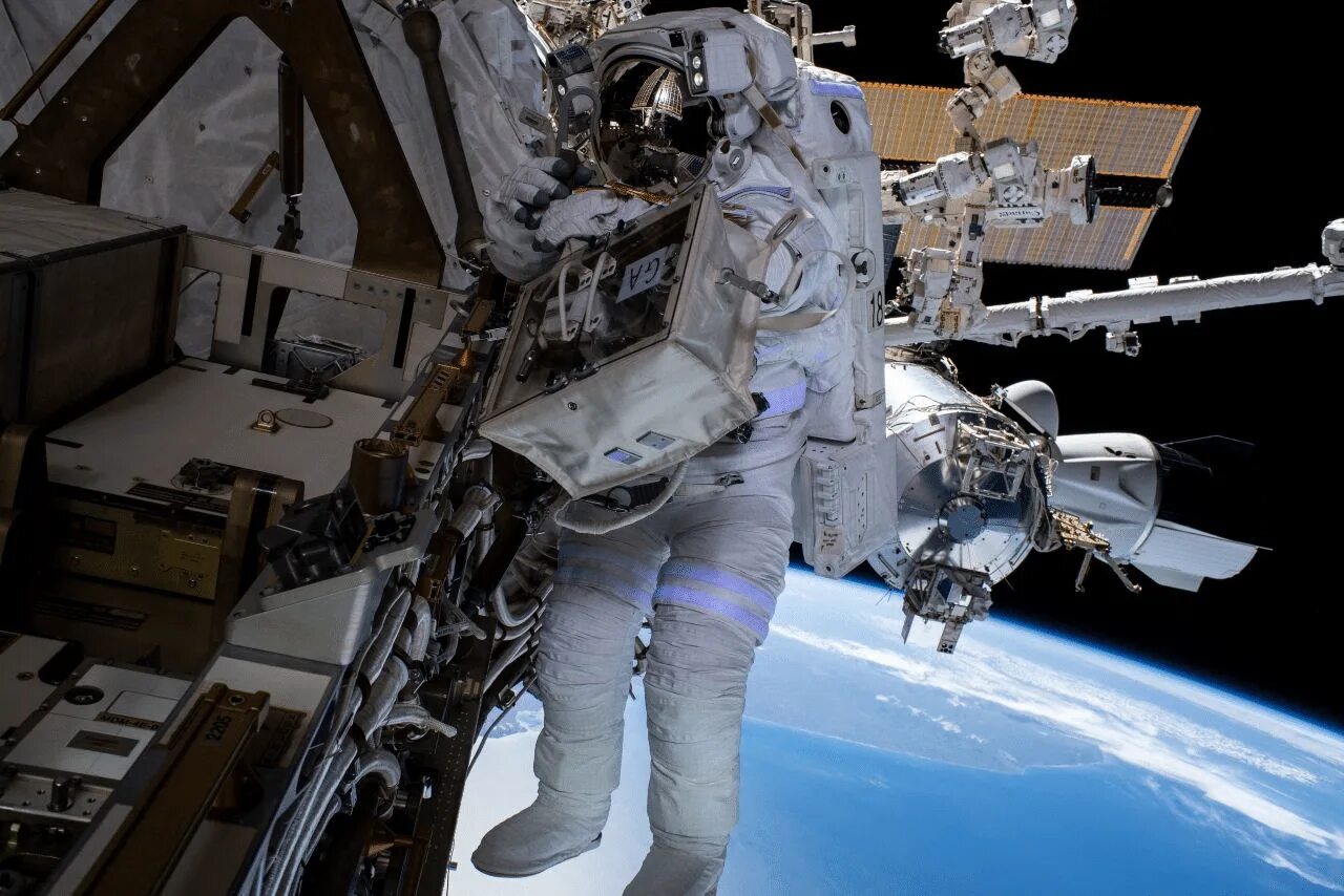 Астронавты наса застряли на мкс. Spacex crew dragon мкс. Мкс 1999. Планшет на мкс. Американский космонавт.