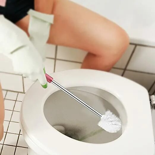 Ершик для ванной. Ершик на голове. Уборка санузла. Девочка с ершиком в ванной. Девочка с ершиком.