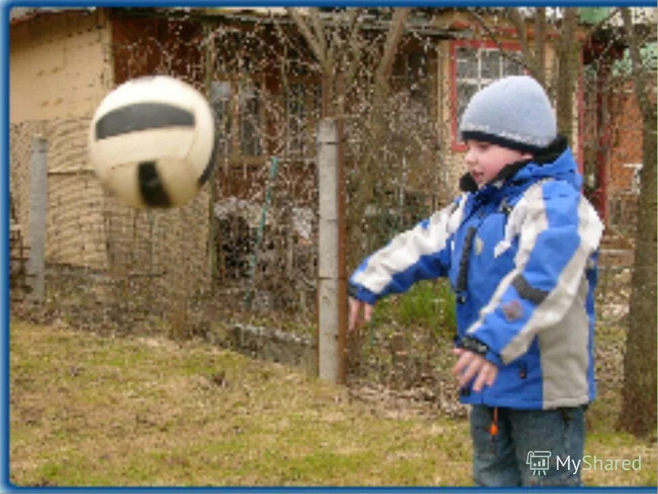 изображение падения предмета. сила тяжести на астероидах. мяч выпущенный из рук падает на землю. физическое явление падение мяча выпущенного из рук. чем больше масса тем больше притяжение.