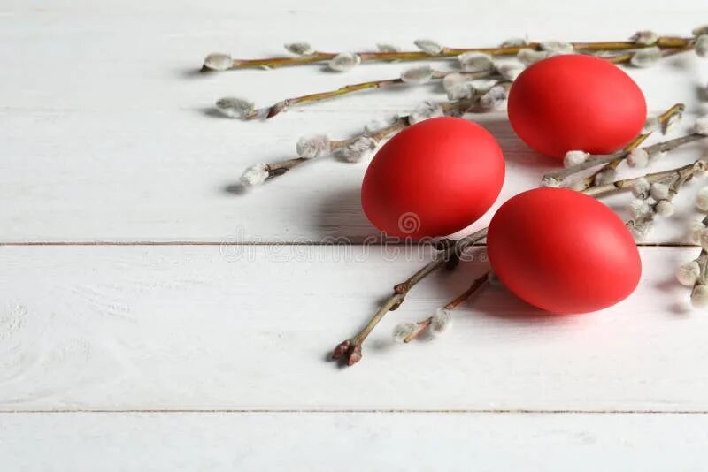 Яйца снизу. Красное яйцо в гнезде. Красные яйца и Верба. Пасха яйца красные Верба. Стильные пасхальные яйца красно-белые.