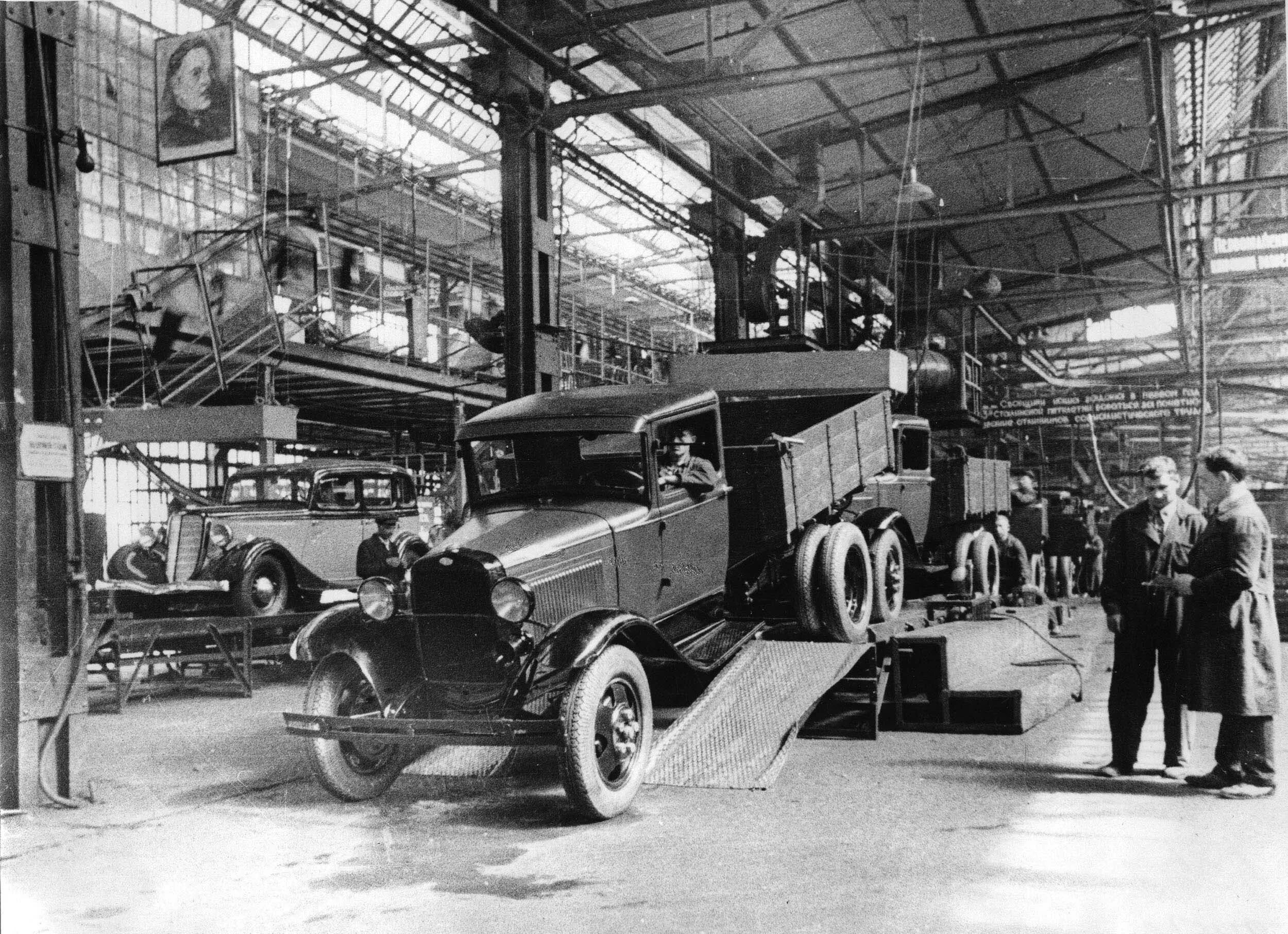 Автозавод газ нижний новгород. Горьковский автозавод 1932. Газ 53 конвейер. Автозавод газ нижний новгород. В каком году построили завод газ.