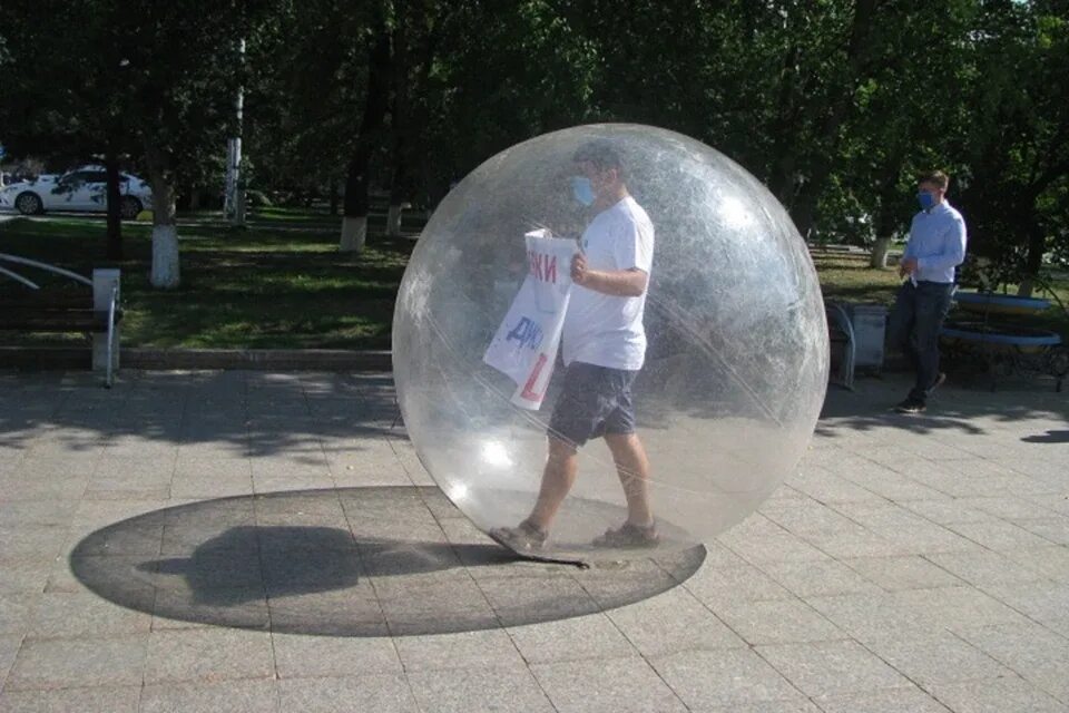 Шаро тамов. Прозрачный шар для человека. Человек в прозрачном шаре. Зорг шар. Жить в шаре.